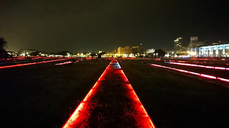 2008年後駁二鐵道停駛後,現在透過地景光藝術在百年後展現不同風貌的色彩繽紛軌道。 圖:高雄旅遊網FB粉絲專頁提供 2008年後駁二鐵道停駛後,現在透過地景光藝術在百年後展現不同風貌的色彩繽紛軌道。 圖:高雄旅遊網FB粉絲專頁提供