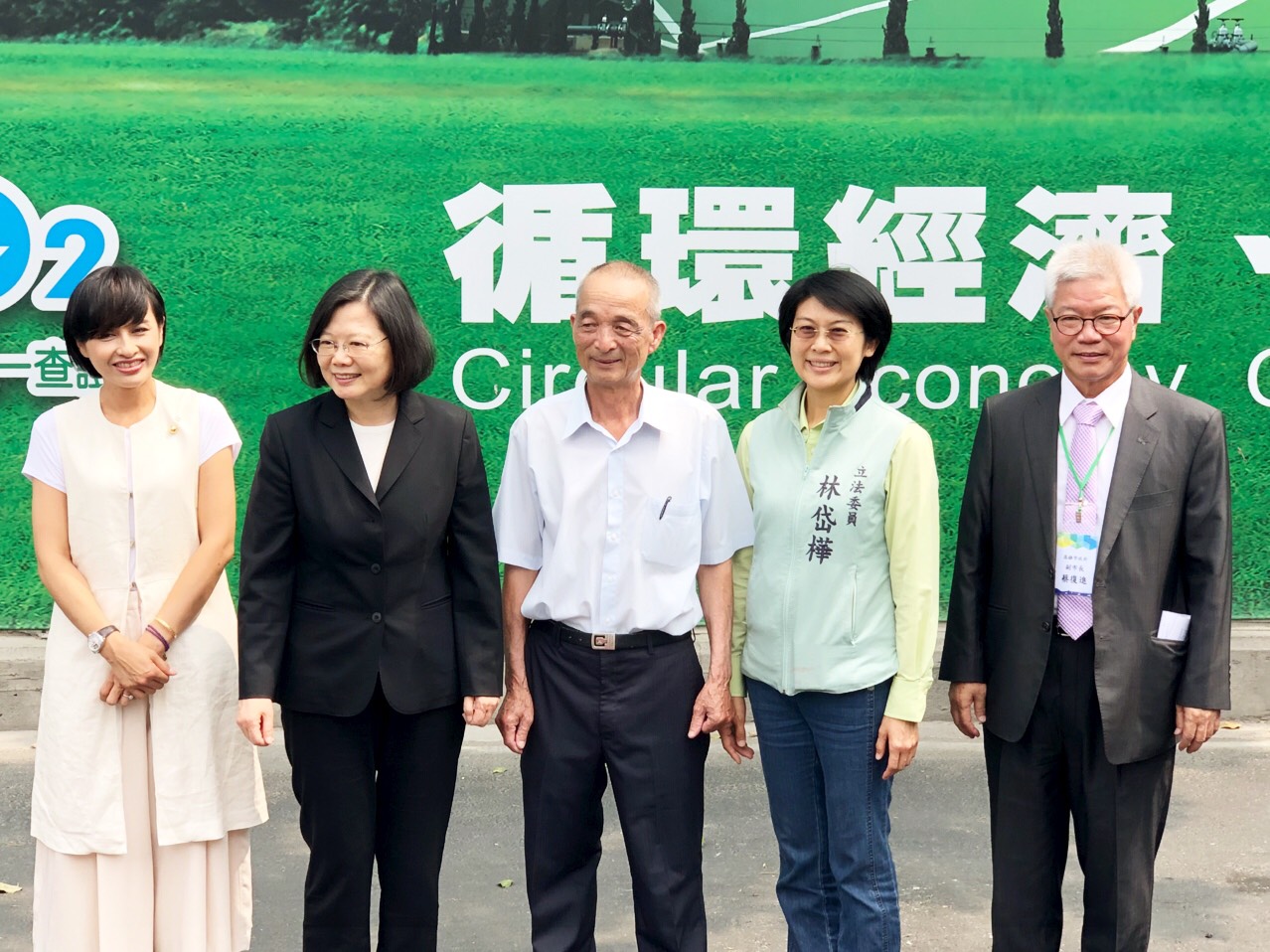 「5+2產業創新系列行程」最後一站,總統蔡英文來到高雄循環經濟典範的石安牧場。 「5+2產業創新系列行程」最後一站,總統蔡英文來到高雄循環經濟典範的石安牧場。