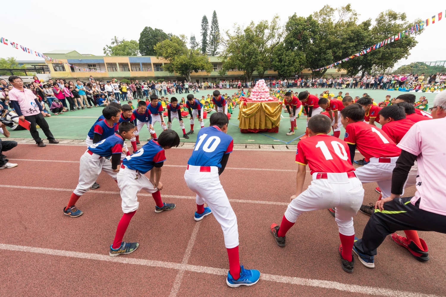 石門國小在民國7年成立,是由當時的三坑仔、龍潭、銅鑼圈等3區共同提議並申請設立三坑仔學校,提供孩子就近就學;光復初期,三坑仔學校校地移作軍事用途,期間孩子們必須在不同的分部上課,直到民國47年復校並更名為石門國民學校。 圖:桃園市政府/提供 石門國小在民國7年成立,是由當時的三坑仔、龍潭、銅鑼圈等3區共同提議並申請設立三坑仔學校,提供孩子就近就學;光復初期,三坑仔學校校地移作軍事用途,期間孩子們必須在不同的分部上課,直到民國47年復校並更名為石門國民學校。 圖:桃園市政府/提供