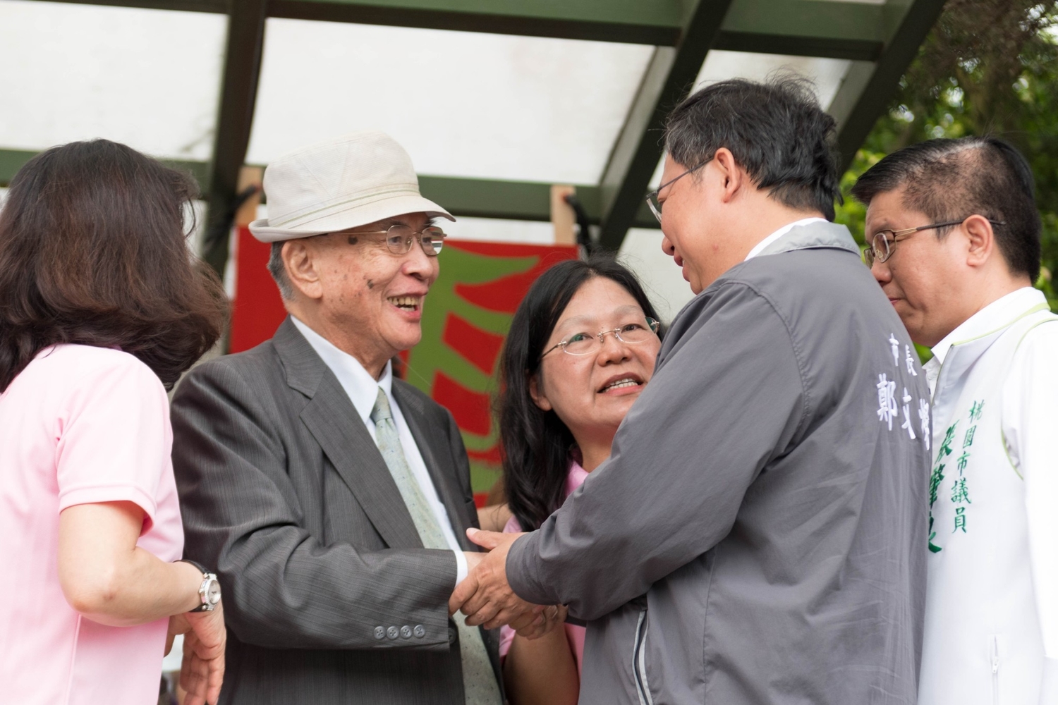馬英九的母親任職石門水庫建設委員會,因而在他小學二年級時搬來龍潭,住在石管局的宿舍,因此轉到石門國小就讀了一學期。 圖:桃園市政府/提供 馬英九的母親任職石門水庫建設委員會,因而在他小學二年級時搬來龍潭,住在石管局的宿舍,因此轉到石門國小就讀了一學期。 圖:桃園市政府/提供