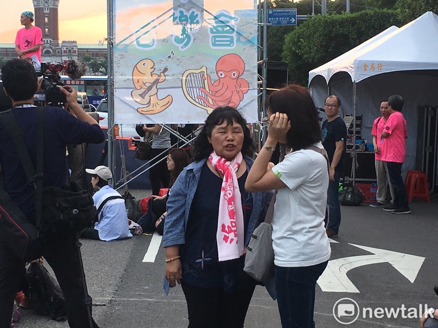 搶救大潭藻礁行動聯盟、台灣蠻野心足協會等民團今(28)日下午在凱達格蘭大道舉行「428藻礁永存音樂會」。 搶救大潭藻礁行動聯盟、台灣蠻野心足協會等民團今(28)日下午在凱達格蘭大道舉行「428藻礁永存音樂會」。