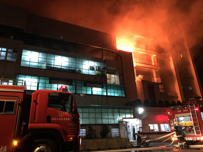 桃園市平鎮區敬鵬工業工廠28日深夜發生大火,市府消防局目9點26分接獲通報後,出動67輛消防車、189消防人員趕往救災 圖:桃園市消防局 桃園市平鎮區敬鵬工業工廠28日深夜發生大火,市府消防局目9點26分接獲通報後,出動67輛消防車、189消防人員趕往救災 圖:桃園市消防局