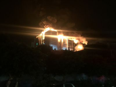 因現場為5層RC建物,火勢一發不可收拾。晚間10點26分回報,有7名消防人員失聯,目前仍搜救中。 圖:桃園市消防局 因現場為5層RC建物,火勢一發不可收拾。晚間10點26分回報,有7名消防人員失聯,目前仍搜救中。 圖:桃園市消防局