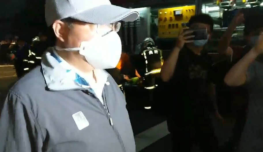桃園市長鄭文燦深夜到火災現場坐鎮,並指示相關部門全力協助救災。 桃園市長鄭文燦深夜到火災現場坐鎮,並指示相關部門全力協助救災。