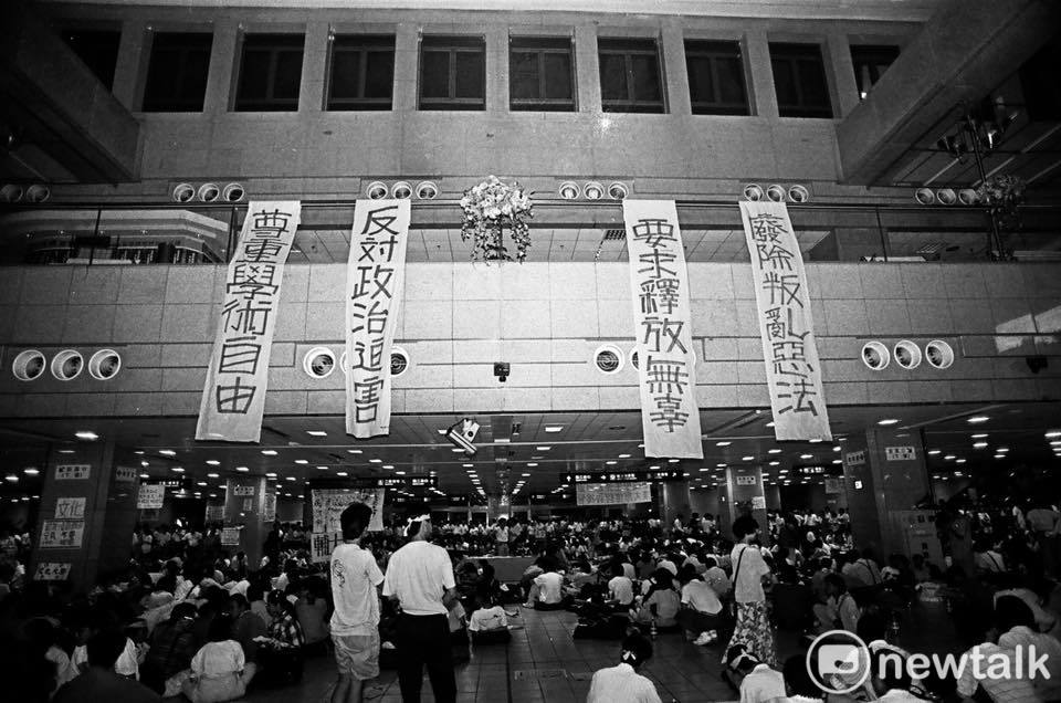 1991年5月15日,清大「廖偉程後援會」師生三百人及「全學聯」學生七、八百人,參與救援的學生、教授與社運團體,以占領台北火車站五天四夜的方式向國民黨抗爭。向往來旅客表達「廢除叛亂惡法、要求釋放無辜、反對政治迫害、尊重學術自由」等四大主張。 圖:邱萬興/攝 1991年5月15日,清大「廖偉程後援會」師生三百人及「全學聯」學生七、八百人,參與救援的學生、教授與社運團體,以占領台北火車站五天四夜的方式向國民黨抗爭。向往來旅客表達「廢除叛亂惡法、要求釋放無辜、反對政治迫害、尊重學術自由」等四大主張。 圖:邱萬興/攝