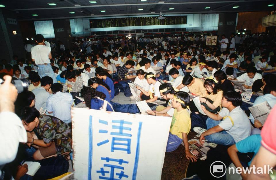 1991年5月15日,清大「廖偉程後援會」師生三百人及「全學聯」學生七、八百人,參與救援的學生、教授與社運團體,以占領台北火車站五天四夜的方式向國民黨抗爭。向往來旅客表達「廢除叛亂惡法、要求釋放無辜、反對政治迫害、尊重學術自由」等四大主張。 圖:邱萬興/攝 1991年5月15日,清大「廖偉程後援會」師生三百人及「全學聯」學生七、八百人,參與救援的學生、教授與社運團體,以占領台北火車站五天四夜的方式向國民黨抗爭。向往來旅客表達「廢除叛亂惡法、要求釋放無辜、反對政治迫害、尊重學術自由」等四大主張。 圖:邱萬興/攝