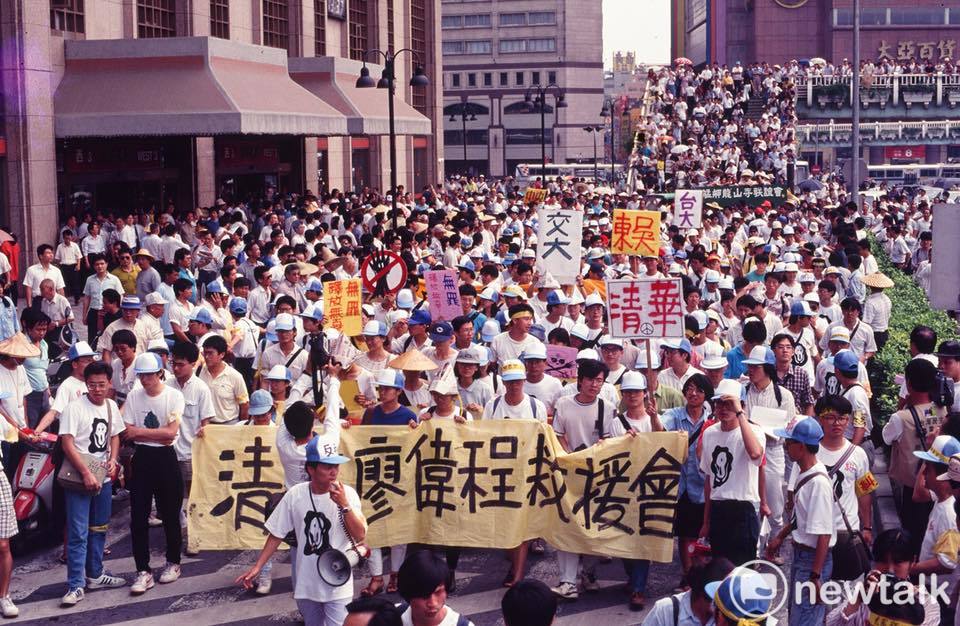 1991年5月20日清大「廖偉程後援會」以占領台北火車站五天四夜的方式向國民黨抗爭大遊行。 圖:邱萬興/攝 1991年5月20日清大「廖偉程後援會」以占領台北火車站五天四夜的方式向國民黨抗爭大遊行。 圖:邱萬興/攝