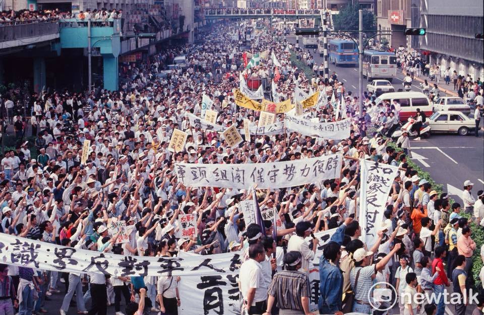 1991年5月20日清大「廖偉程後援會」以占領台北火車站五天四夜的方式向國民黨抗爭大遊行,學生們在台北市中華路上向郝柏村大聲抗議! 圖:邱萬興/攝 1991年5月20日清大「廖偉程後援會」以占領台北火車站五天四夜的方式向國民黨抗爭大遊行,學生們在台北市中華路上向郝柏村大聲抗議! 圖:邱萬興/攝