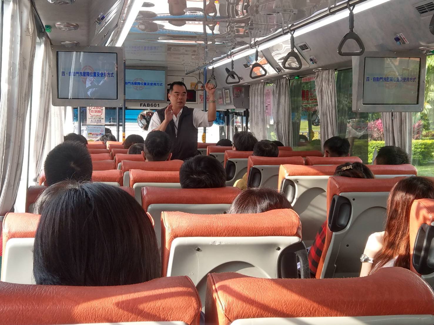台北客運在「三峽-內科」跳蛙公車出車前,派員向車內乘客說明機動行駛路線。 圖:台北客運/提供 台北客運在「三峽-內科」跳蛙公車出車前,派員向車內乘客說明機動行駛路線。 圖:台北客運/提供
