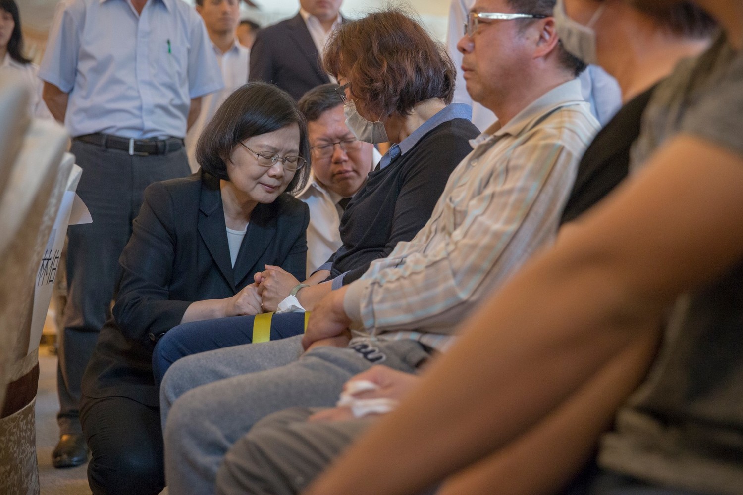 總統蔡英文致中壢敬鵬大火殉職消防員臨時靈堂上香,停留30分鐘後離開,並未受訪發言。 總統蔡英文致中壢敬鵬大火殉職消防員臨時靈堂上香,停留30分鐘後離開,並未受訪發言。