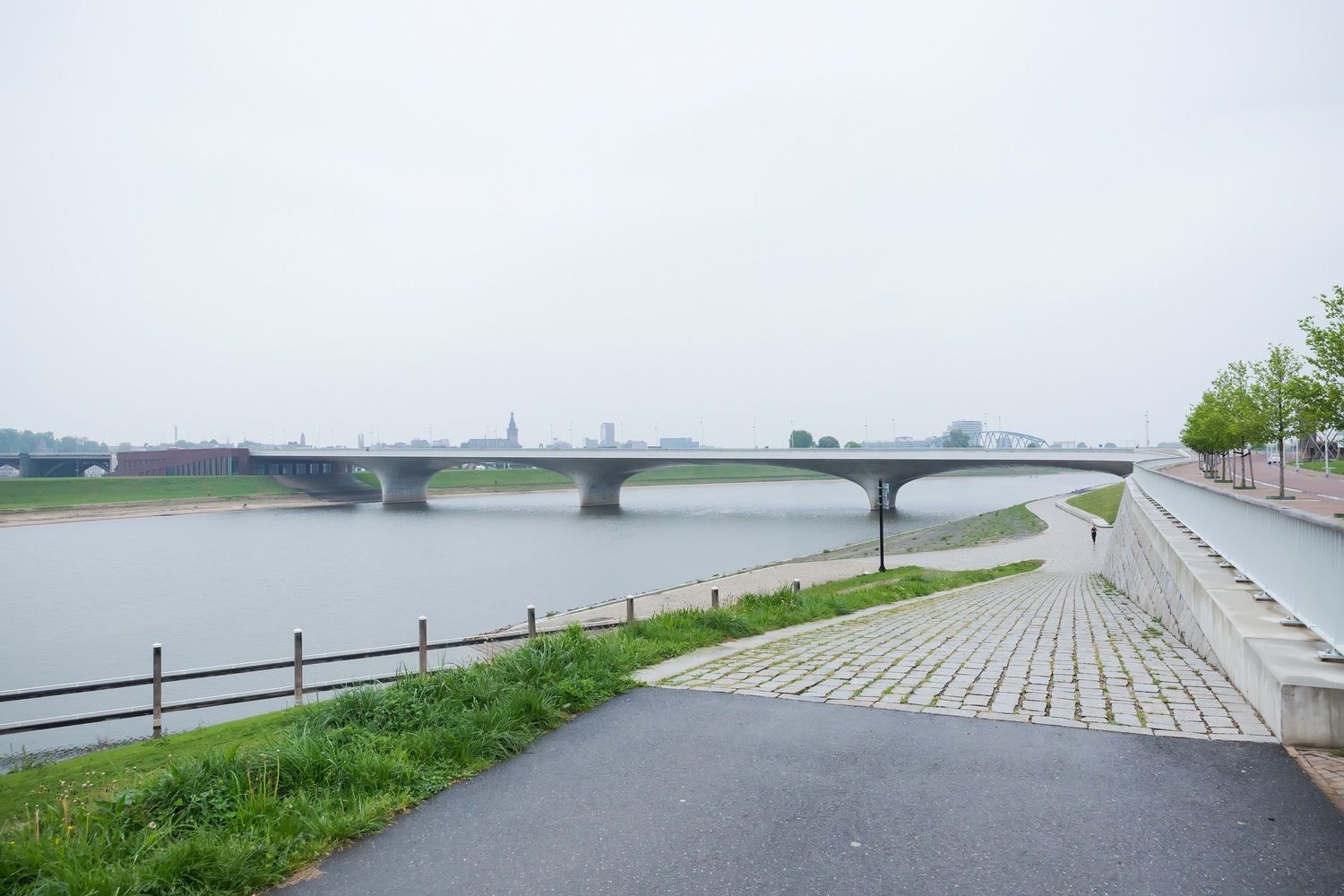 荷蘭Nijmegen 獨特的水岸公園,提供各種不同類型的水上活動以外,更提供了這個都市環境教育、生態學習、休閒、散步、自行車活動。 圖 : 陳其邁辦公室/提供 荷蘭Nijmegen 獨特的水岸公園,提供各種不同類型的水上活動以外,更提供了這個都市環境教育、生態學習、休閒、散步、自行車活動。 圖 : 陳其邁辦公室/提供