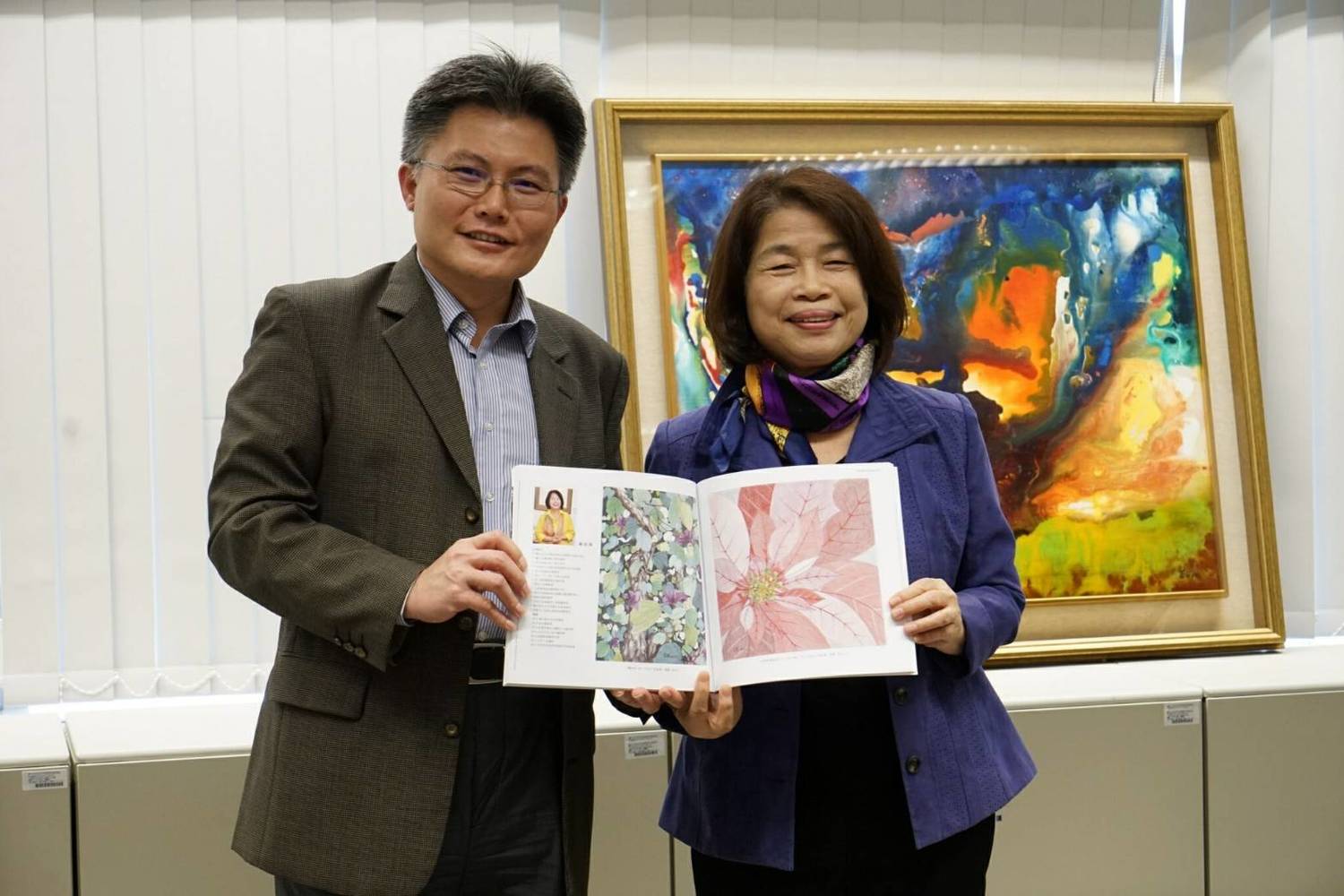 市民坐在台中市研考會藝術空間洽公,談話語氣都和緩多了。 市民坐在台中市研考會藝術空間洽公,談話語氣都和緩多了。
