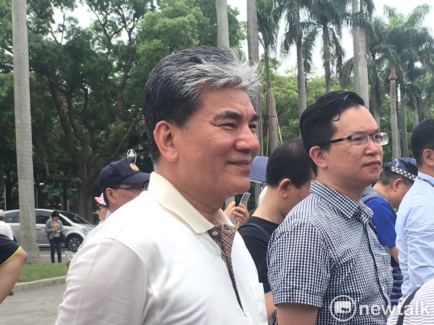 李鴻源受訪表示,今天他是以身為台大的一份子來聲援,他認為任何人依循正常程序當選校長,都應該被派任。 圖:黃韋銓/攝 李鴻源受訪表示,今天他是以身為台大的一份子來聲援,他認為任何人依循正常程序當選校長,都應該被派任。 圖:黃韋銓/攝