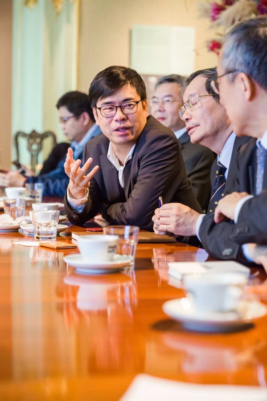 陳其邁與專家共同討論國際港務與高雄港發展。 陳其邁與專家共同討論國際港務與高雄港發展。