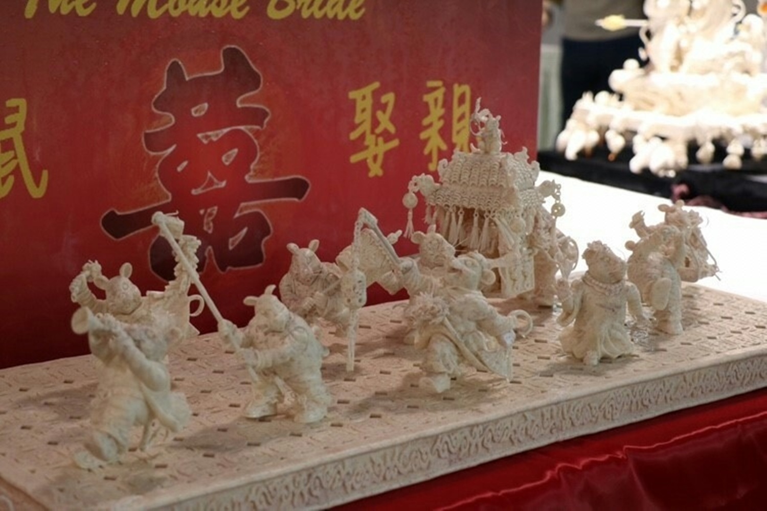 弘光餐旅系學生張弼(右起)、郭典昀、許晏榕參加新加坡FHA賽在蔬果雕刻獲2金1銀。 弘光餐旅系學生張弼(右起)、郭典昀、許晏榕參加新加坡FHA賽在蔬果雕刻獲2金1銀。