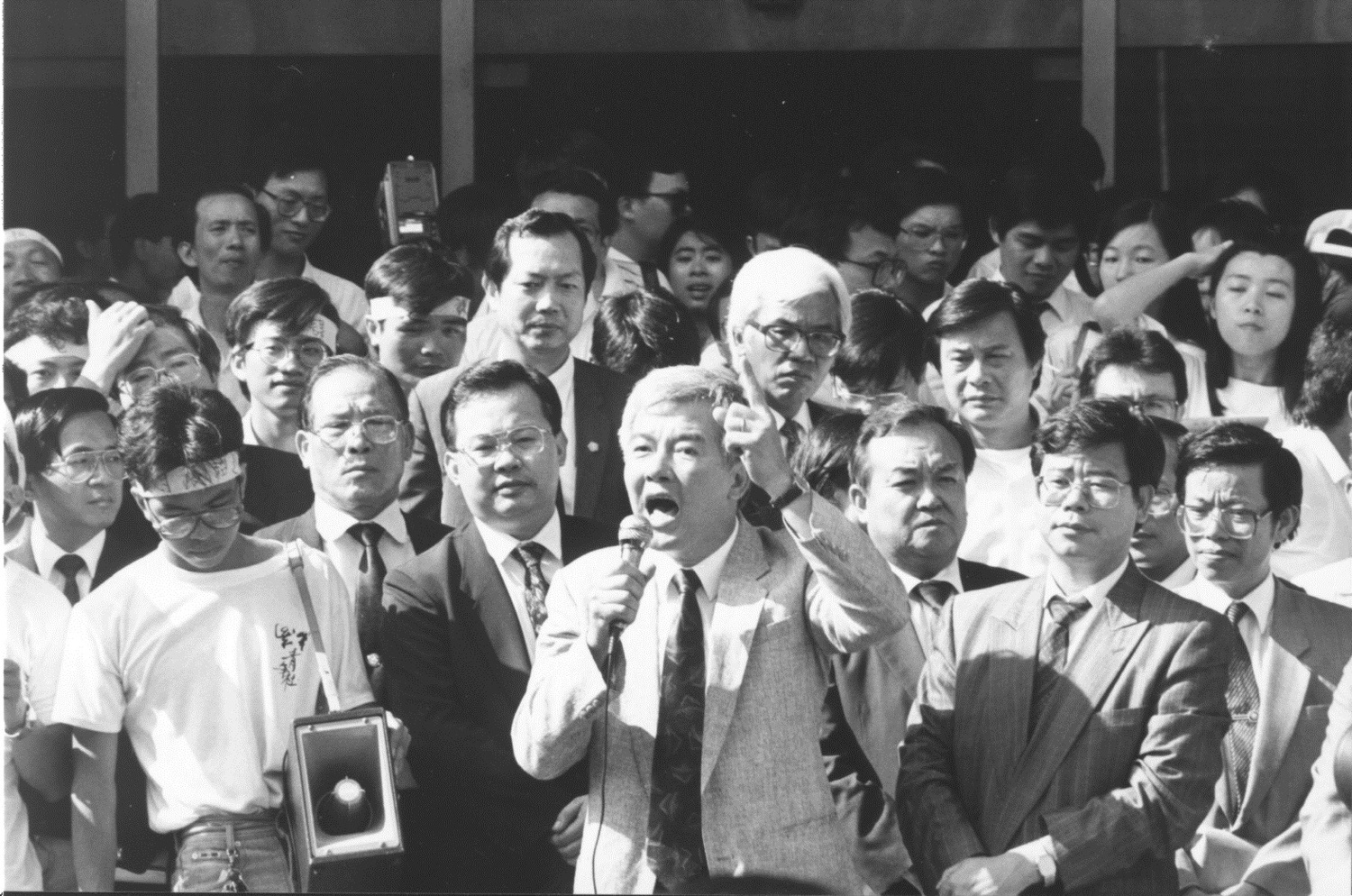 1991年5月20日,知識界、社運界與民進黨發動「520反政治迫害大遊行」,要求「軍、警、特」退出校園。 圖:邱萬興/攝(取自臉書) 1991年5月20日,知識界、社運界與民進黨發動「520反政治迫害大遊行」,要求「軍、警、特」退出校園。 圖:邱萬興/攝(取自臉書)
