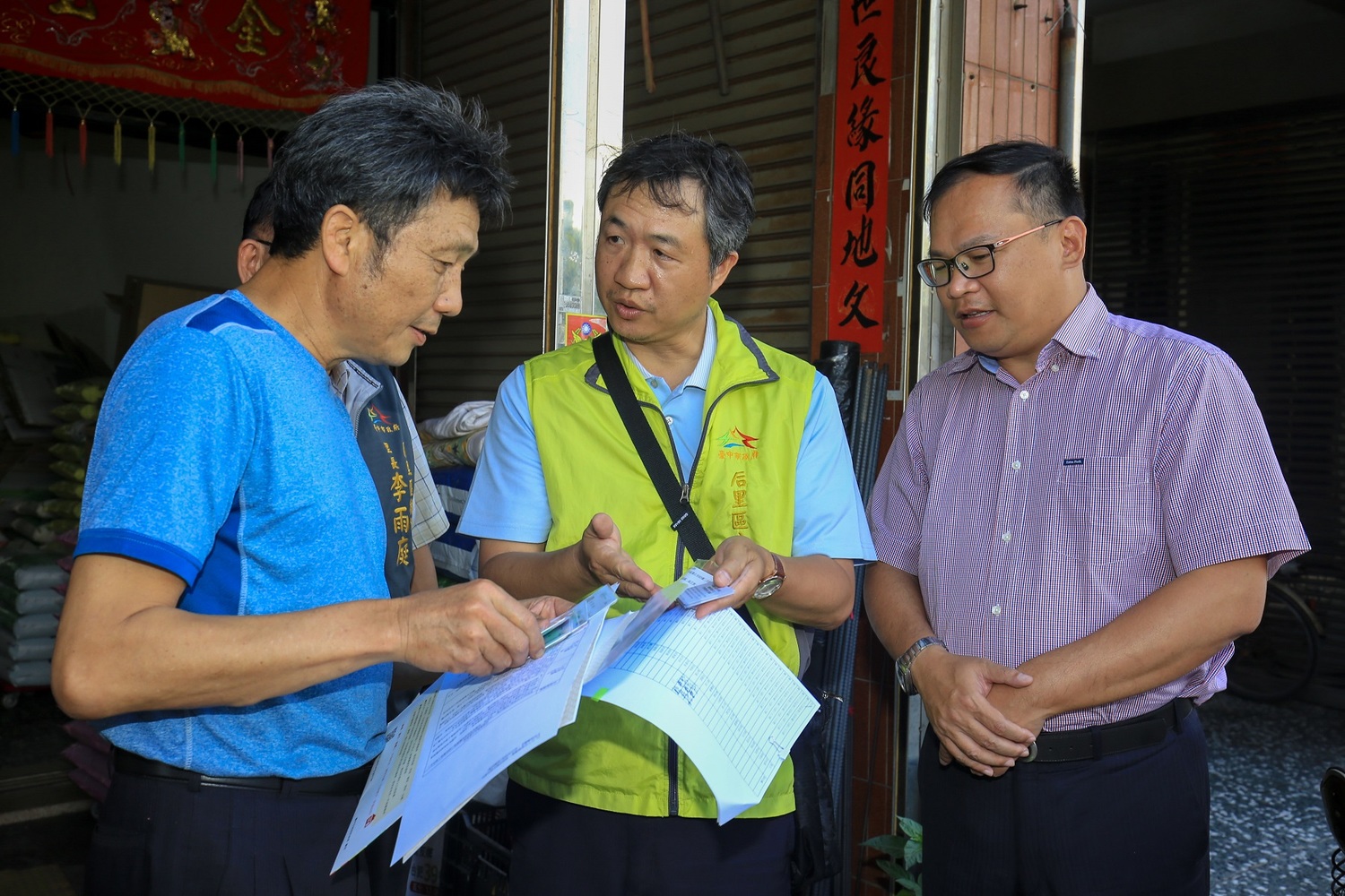 交通局長王義川向市民說明使用方式。 圖 : 台中市政府/提供 交通局長王義川向市民說明使用方式。 圖 : 台中市政府/提供