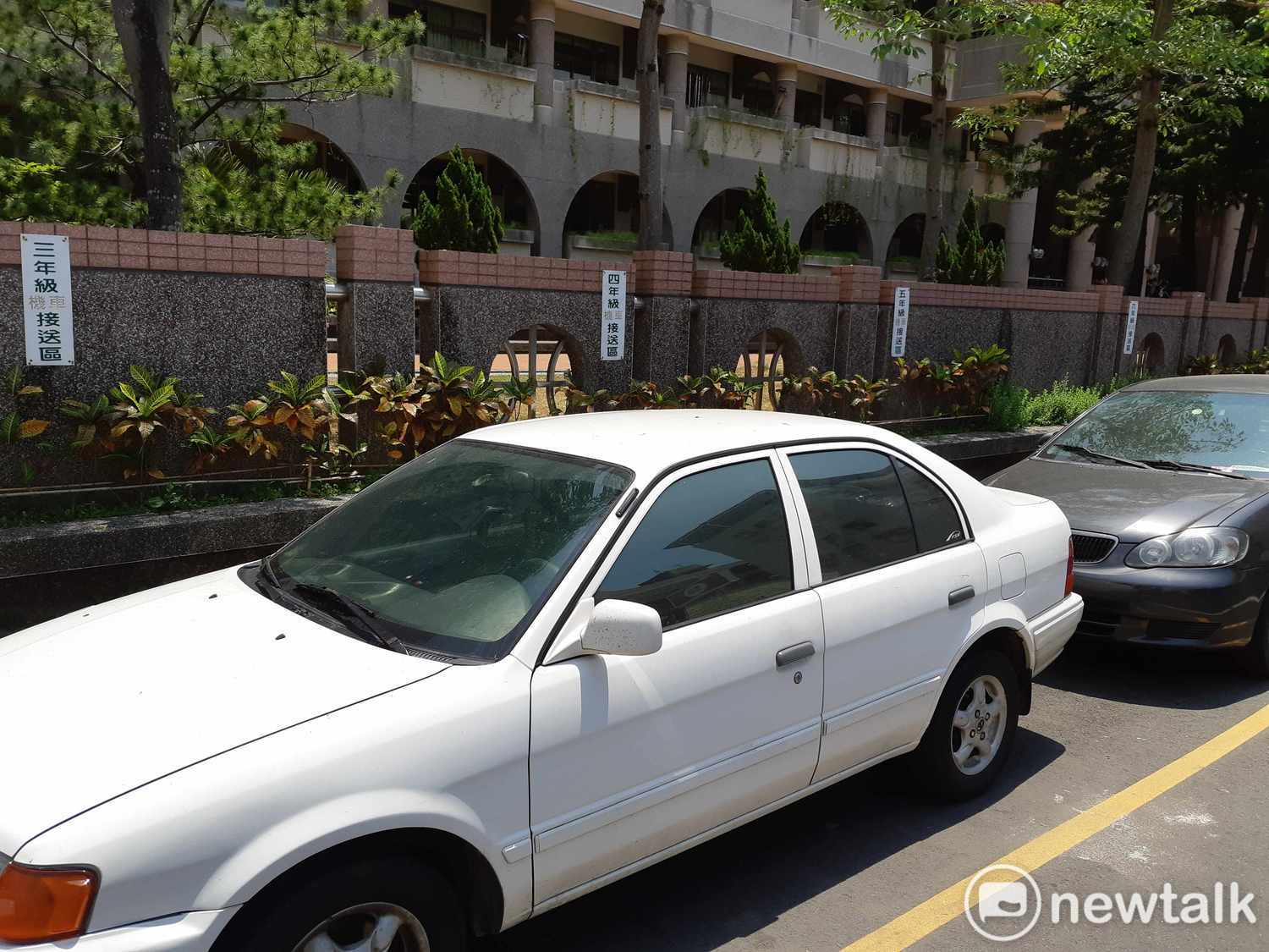 家長反映,機車接送區經常汽車佔用,根本無法接送小孩。 圖:蔡坤龍/攝 家長反映,機車接送區經常汽車佔用,根本無法接送小孩。 圖:蔡坤龍/攝