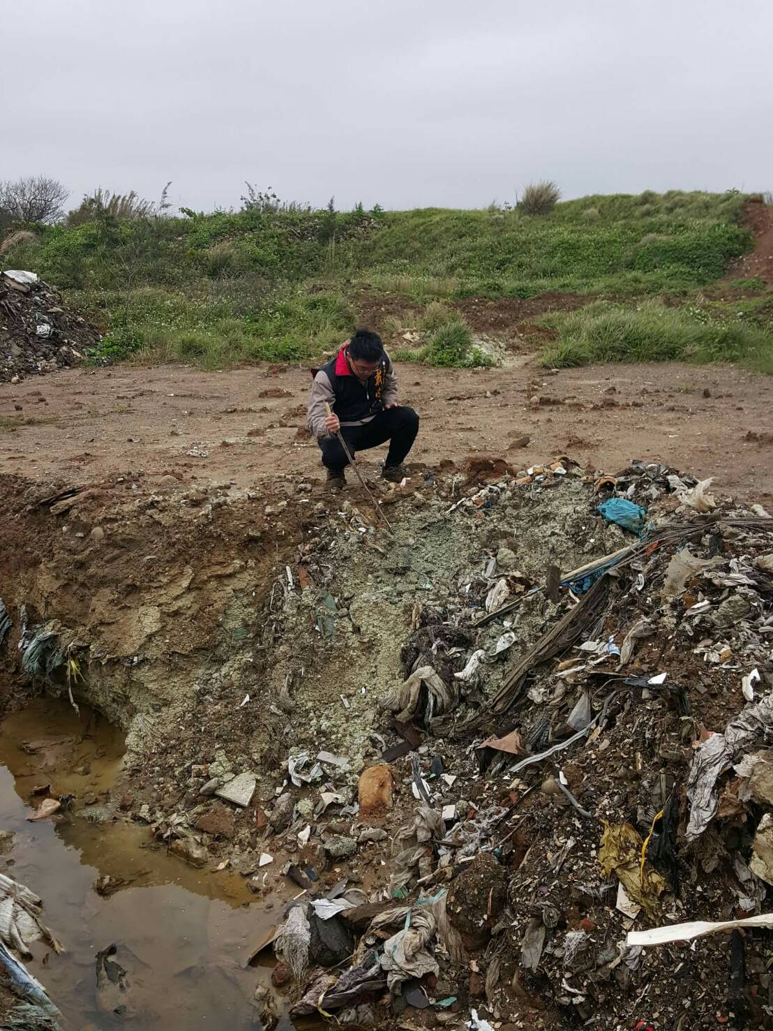 桃園市觀音區草漯重劃區一期土地被檢舉埋有大量垃圾及事業廢棄物,包商挖出後堆置未處理。 桃園市觀音區草漯重劃區一期土地被檢舉埋有大量垃圾及事業廢棄物,包商挖出後堆置未處理。