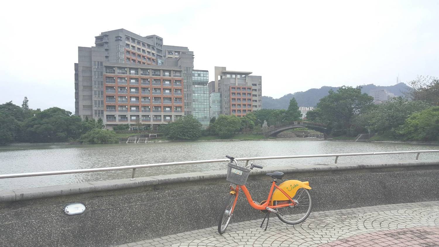 由於台北大學內有完整的環狀自行車道系統,市民可以利用YouBike在校園巡禮。 圖:新北市政府交通局/提供 由於台北大學內有完整的環狀自行車道系統,市民可以利用YouBike在校園巡禮。 圖:新北市政府交通局/提供