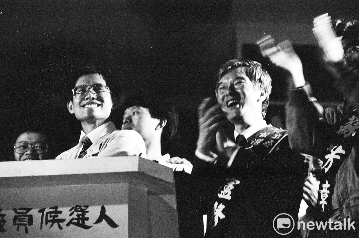 盧修一、周慧瑛投票前聯合造勢晚會,黑名單郭倍宏現身造勢,在簡錫堦精心策劃下,是當年選舉最轟動的一場演講會,郭倍宏與盧修一。 圖:邱萬興/攝 盧修一、周慧瑛投票前聯合造勢晚會,黑名單郭倍宏現身造勢,在簡錫堦精心策劃下,是當年選舉最轟動的一場演講會,郭倍宏與盧修一。 圖:邱萬興/攝