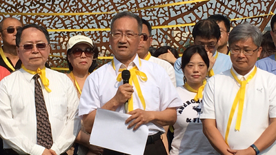 教育部駁回台大校長遴選結果,清華大學教授李家維(前中)和多名師生於4月29日在校園綁上黃絲帶,發表「清華宣言」,捍衛大學自治。 教育部駁回台大校長遴選結果,清華大學教授李家維(前中)和多名師生於4月29日在校園綁上黃絲帶,發表「清華宣言」,捍衛大學自治。