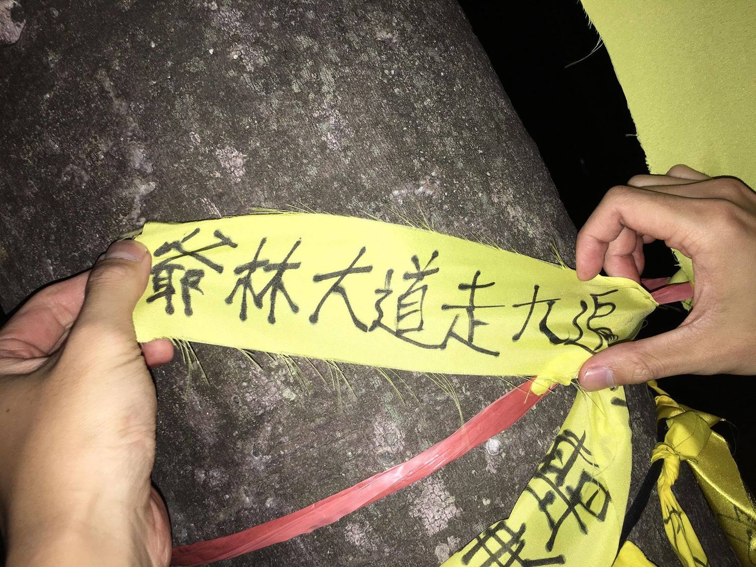 表達「反管訴求」的布條。 圖:翻攝自「台大意識報」臉書 表達「反管訴求」的布條。 圖:翻攝自「台大意識報」臉書