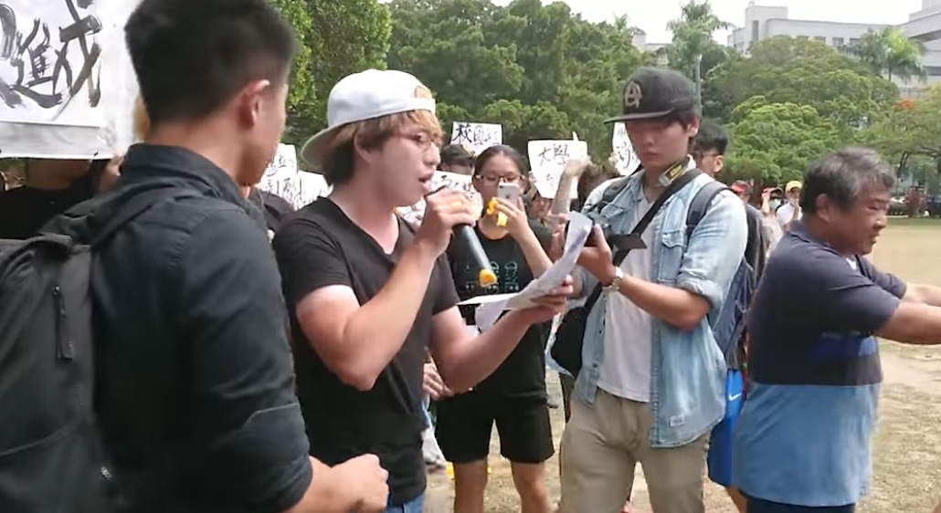 挺管不挺管?成大部分教授及退休老師今 (4) 日在榕園發起黃絲帶聲援活動,但遭成大十多名學生質疑其行動並不代表成大全體師生的意見,雙方氣氛緊張,甚至一度引發推擠衝突。 圖:翻攝自YOUTUBE 挺管不挺管?成大部分教授及退休老師今 (4) 日在榕園發起黃絲帶聲援活動,但遭成大十多名學生質疑其行動並不代表成大全體師生的意見,雙方氣氛緊張,甚至一度引發推擠衝突。 圖:翻攝自YOUTUBE