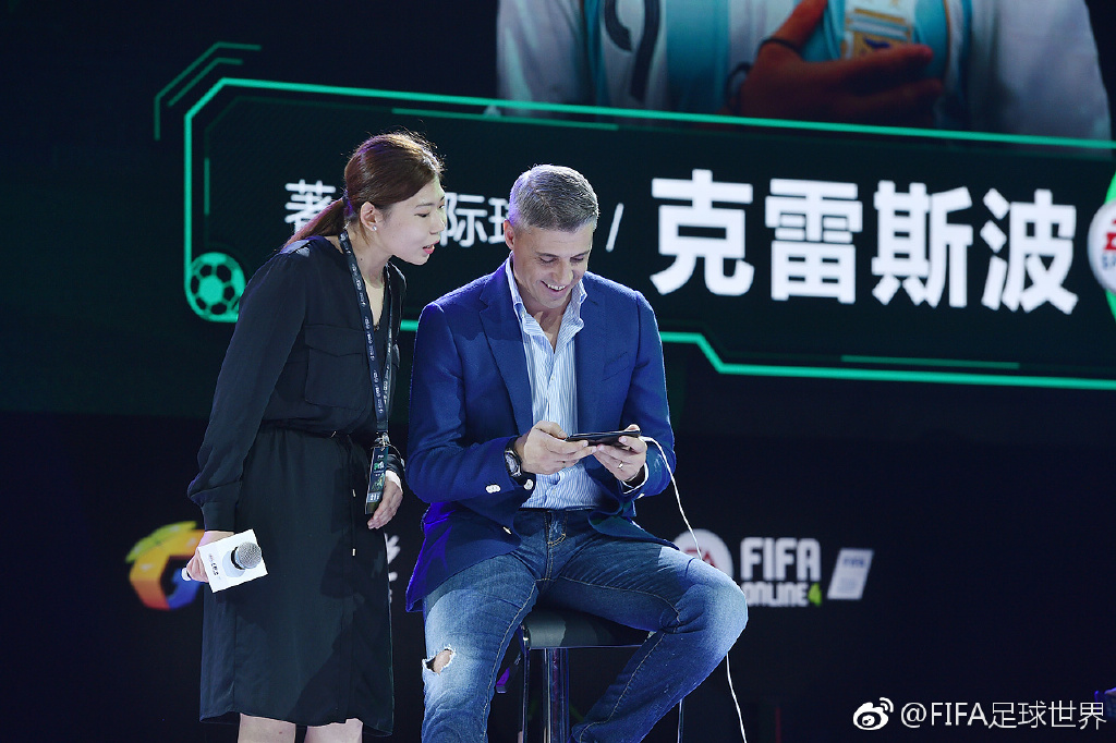 官方邀請葡萄牙傳奇球星Luís Figo(菲戈)、前阿根廷傳奇射手Hernán Crespo(克雷斯波)來同樂,並在足球遊戲上來一場對決。 圖:翻攝自 FIFA足球世界 微博 官方邀請葡萄牙傳奇球星Luís Figo(菲戈)、前阿根廷傳奇射手Hernán Crespo(克雷斯波)來同樂,並在足球遊戲上來一場對決。 圖:翻攝自 FIFA足球世界 微博