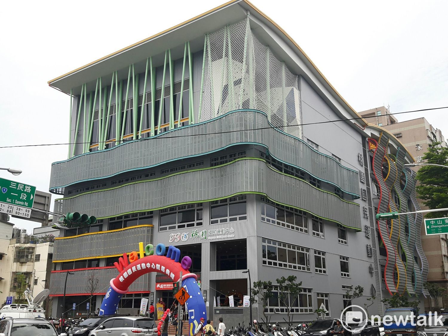 桃園國民運動中心位在桃園區三民路與中山東路口,為地下2層、地上5層建物,場館內有溫水游泳池、體適能中心、韻律教室、羽球場、綜合球場及桌球場6大設施。 圖:林昀真/攝 桃園國民運動中心位在桃園區三民路與中山東路口,為地下2層、地上5層建物,場館內有溫水游泳池、體適能中心、韻律教室、羽球場、綜合球場及桌球場6大設施。 圖:林昀真/攝