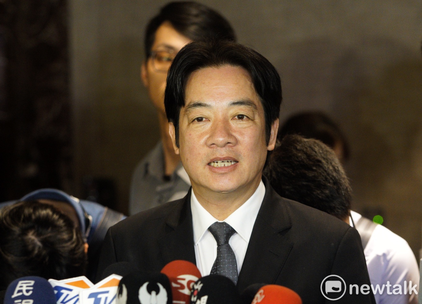 日前行政院長賴清德表示,去年(106)勞工每月平均薪資49,989元一事,薪資平均49,989元,行政院說明是「全年總薪資」換算成每月薪資的結果。 日前行政院長賴清德表示,去年(106)勞工每月平均薪資49,989元一事,薪資平均49,989元,行政院說明是「全年總薪資」換算成每月薪資的結果。