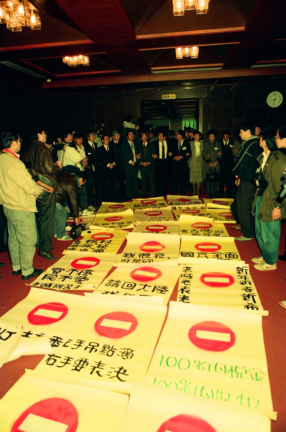 盧修一在立法院對抗國民黨的多數暴力,乃至走上街頭參與群眾運動,力爭民主、人權、關懷弱勢,對抗不仁不義的體制,他幾乎無役不與,並且站在第一線。 盧修一在立法院對抗國民黨的多數暴力,乃至走上街頭參與群眾運動,力爭民主、人權、關懷弱勢,對抗不仁不義的體制,他幾乎無役不與,並且站在第一線。