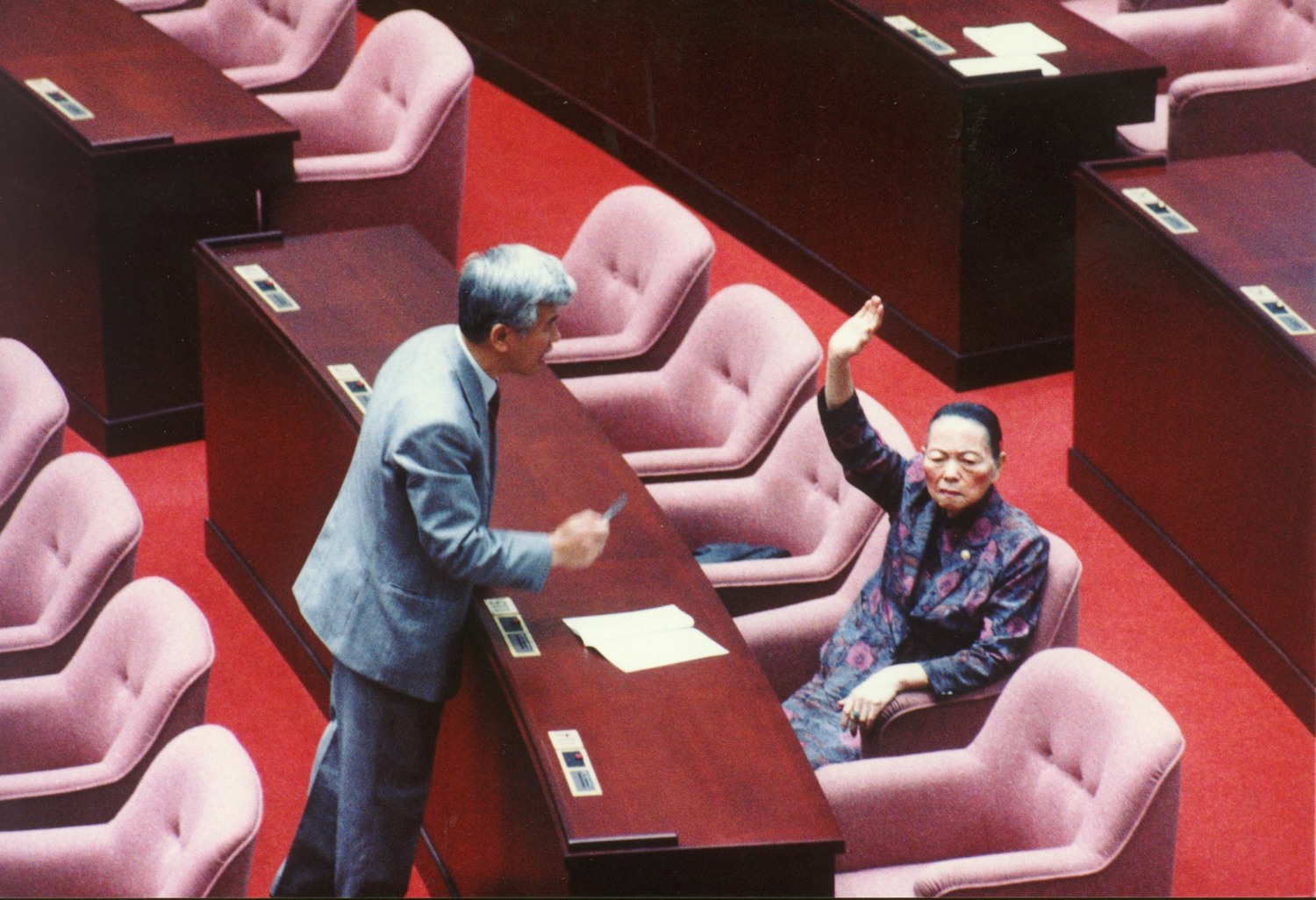 盧修一在立法院對抗國民黨的多數暴力,乃至走上街頭參與群眾運動,力爭民主、人權、關懷弱勢,對抗不仁不義的體制,他幾乎無役不與,並且站在第一線。 盧修一在立法院對抗國民黨的多數暴力,乃至走上街頭參與群眾運動,力爭民主、人權、關懷弱勢,對抗不仁不義的體制,他幾乎無役不與,並且站在第一線。