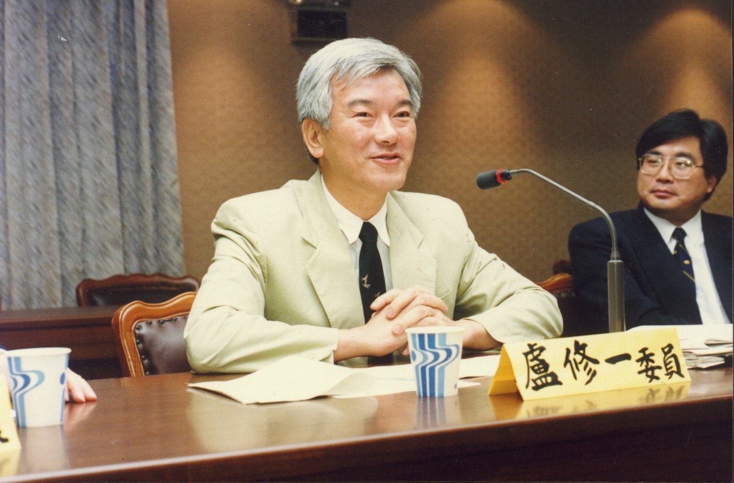 盧修一在立法院對抗國民黨的多數暴力,乃至走上街頭參與群眾運動,力爭民主、人權、關懷弱勢,對抗不仁不義的體制,他幾乎無役不與,並且站在第一線。 盧修一在立法院對抗國民黨的多數暴力,乃至走上街頭參與群眾運動,力爭民主、人權、關懷弱勢,對抗不仁不義的體制,他幾乎無役不與,並且站在第一線。