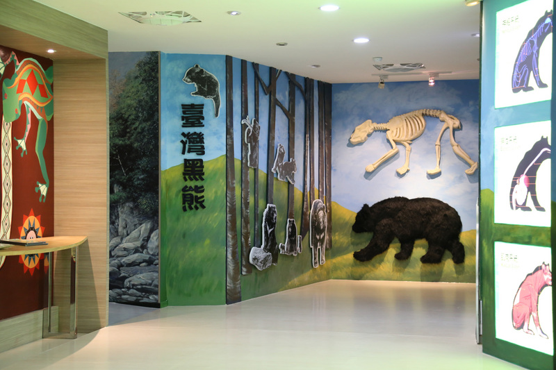 玉山國家公園管理處「南安管理站展示館」開館12年,去年斥資新台幣800多萬元進行更新工程,4日舉行啟用典禮。展館融合森林、溪流為背景,讓參觀民眾宛如走入小型森林隧道,跟著拉庫拉庫溪的路徑探索生物的美。 玉山國家公園管理處「南安管理站展示館」開館12年,去年斥資新台幣800多萬元進行更新工程,4日舉行啟用典禮。展館融合森林、溪流為背景,讓參觀民眾宛如走入小型森林隧道,跟著拉庫拉庫溪的路徑探索生物的美。