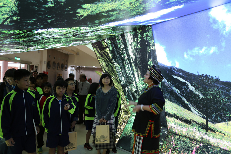 玉山國家公園管理處「南安管理站展示館」開館12年,去年斥資新台幣800多萬元進行更新工程,4日舉行啟用典禮。展館融合森林、溪流為背景,讓參觀民眾宛如走入小型森林隧道,跟著拉庫拉庫溪的路徑探索生物的美。 玉山國家公園管理處「南安管理站展示館」開館12年,去年斥資新台幣800多萬元進行更新工程,4日舉行啟用典禮。展館融合森林、溪流為背景,讓參觀民眾宛如走入小型森林隧道,跟著拉庫拉庫溪的路徑探索生物的美。