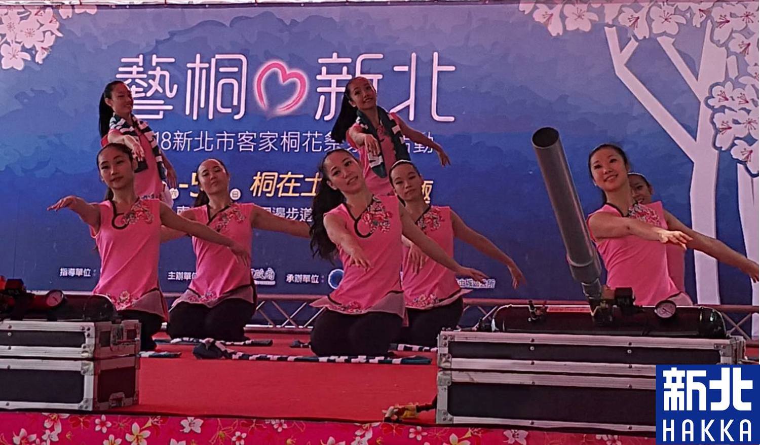 新北市客家桐花祭「藝桐愛新北」於今(5)日在土城天母廣場開幕,活動時間至5/19一共三周,每周末都將舉辦不同的活動,而地點除了土城外,鶯歌、樹林、新店、深坑、石碇、瑞芳、三芝等地區亦舉辦許多桐花祭活動,市長朱立倫也鼓勵民眾上山踏青賞桐花。 新北市客家桐花祭「藝桐愛新北」於今(5)日在土城天母廣場開幕,活動時間至5/19一共三周,每周末都將舉辦不同的活動,而地點除了土城外,鶯歌、樹林、新店、深坑、石碇、瑞芳、三芝等地區亦舉辦許多桐花祭活動,市長朱立倫也鼓勵民眾上山踏青賞桐花。
