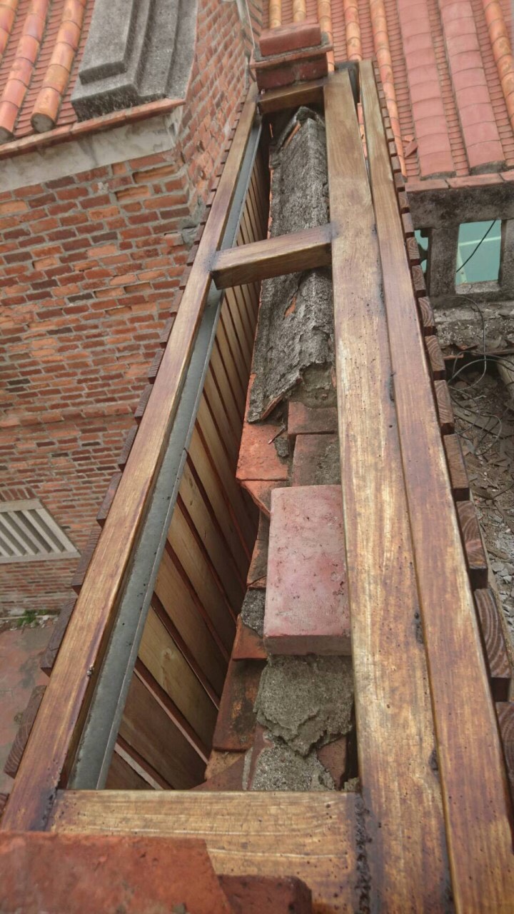 意和行之菊花牆恐有倒塌危險,文化局進行暫時性緊急加固及支撐。 圖:翻攝彰化縣文化局臉書 意和行之菊花牆恐有倒塌危險,文化局進行暫時性緊急加固及支撐。 圖:翻攝彰化縣文化局臉書