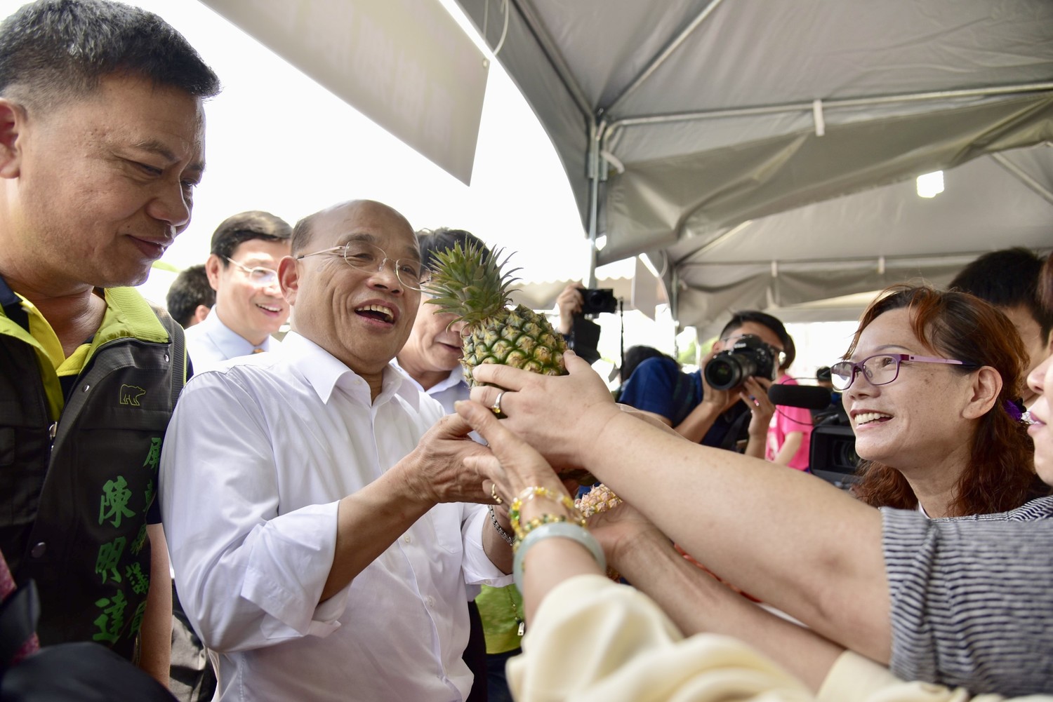 民眾盛情邀請蘇貞昌品嚐屏東鳳梨。 圖:蘇貞昌競選辦公室提供 民眾盛情邀請蘇貞昌品嚐屏東鳳梨。 圖:蘇貞昌競選辦公室提供