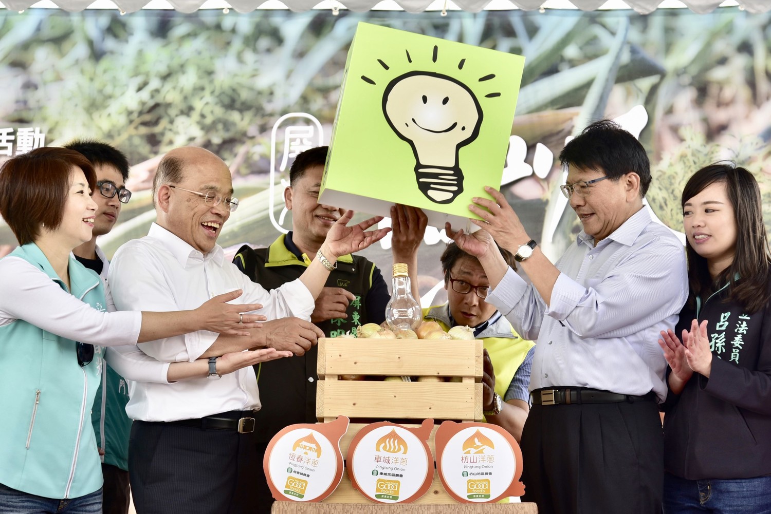 蘇貞昌提到他擔任屏東縣長時,首次把屏東的洋蔥從台灣尾運到台灣頭。 圖:蘇貞昌競選辦公室提供 蘇貞昌提到他擔任屏東縣長時,首次把屏東的洋蔥從台灣尾運到台灣頭。 圖:蘇貞昌競選辦公室提供