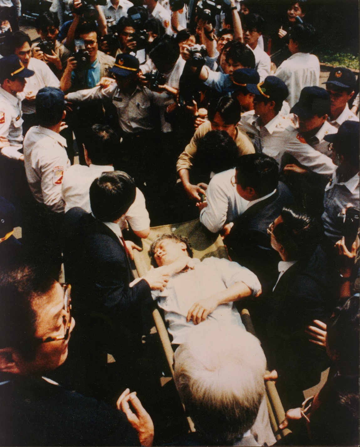 在立法院長梁肅戎的命令下,盧修一被立法院數十位駐警,像三明治一樣拉扯,毆打他。 在立法院長梁肅戎的命令下,盧修一被立法院數十位駐警,像三明治一樣拉扯,毆打他。