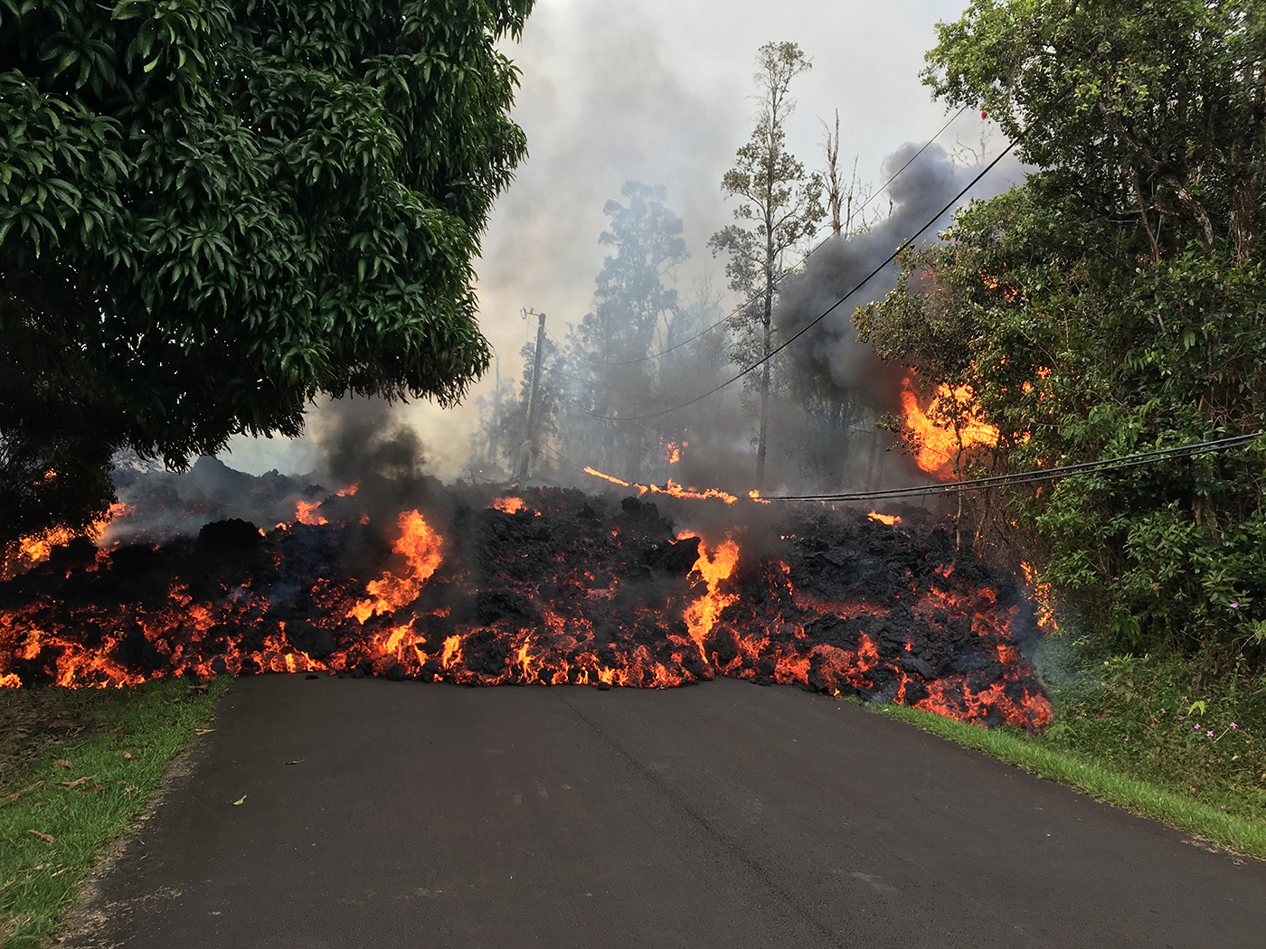夏威夷活火山基拉韋厄火山爆發,熔岩流到公路,不斷噴出石塊、毒氣和蒸氣。 圖:翻攝美國地質調查局 夏威夷活火山基拉韋厄火山爆發,熔岩流到公路,不斷噴出石塊、毒氣和蒸氣。 圖:翻攝美國地質調查局