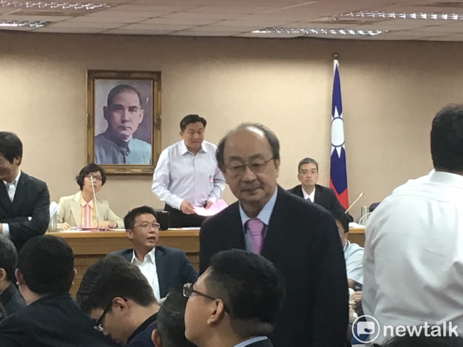 民進黨團柯建銘到外交國防委員會督軍,確保議事進行順利。 圖:黃韋銓/攝 民進黨團柯建銘到外交國防委員會督軍,確保議事進行順利。 圖:黃韋銓/攝