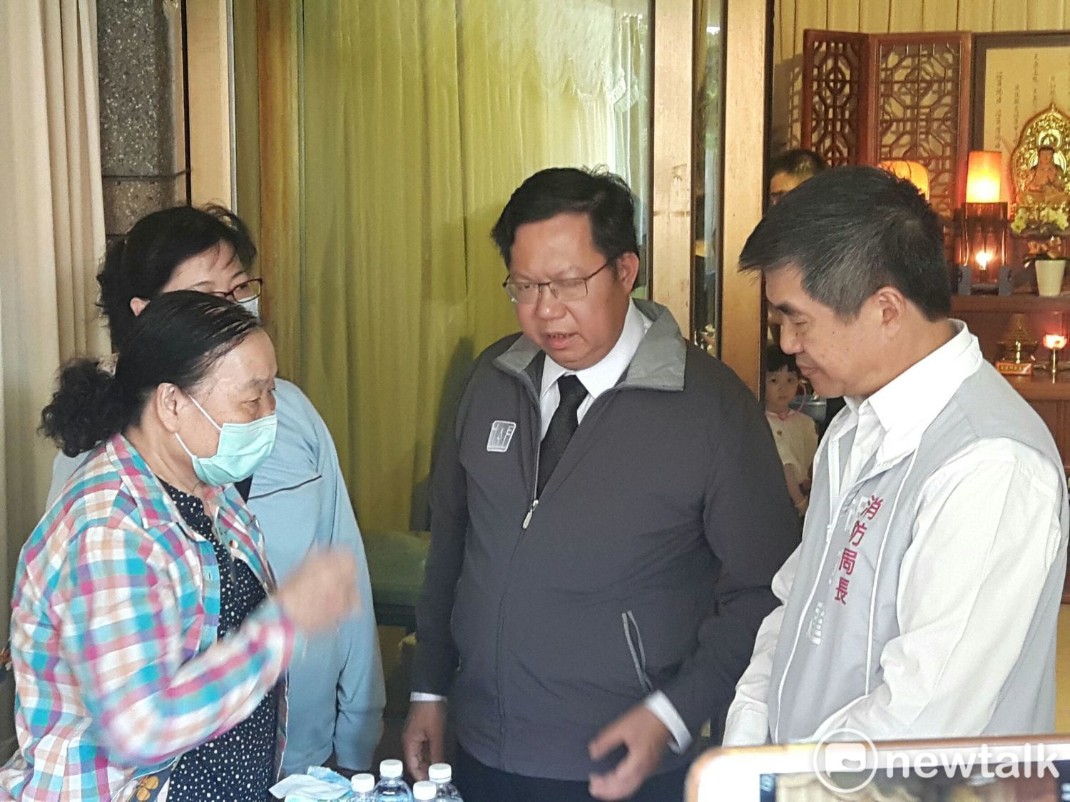 桃園市長鄭文燦向家屬說明火場救災過程。 圖:林昀真/攝 桃園市長鄭文燦向家屬說明火場救災過程。 圖:林昀真/攝