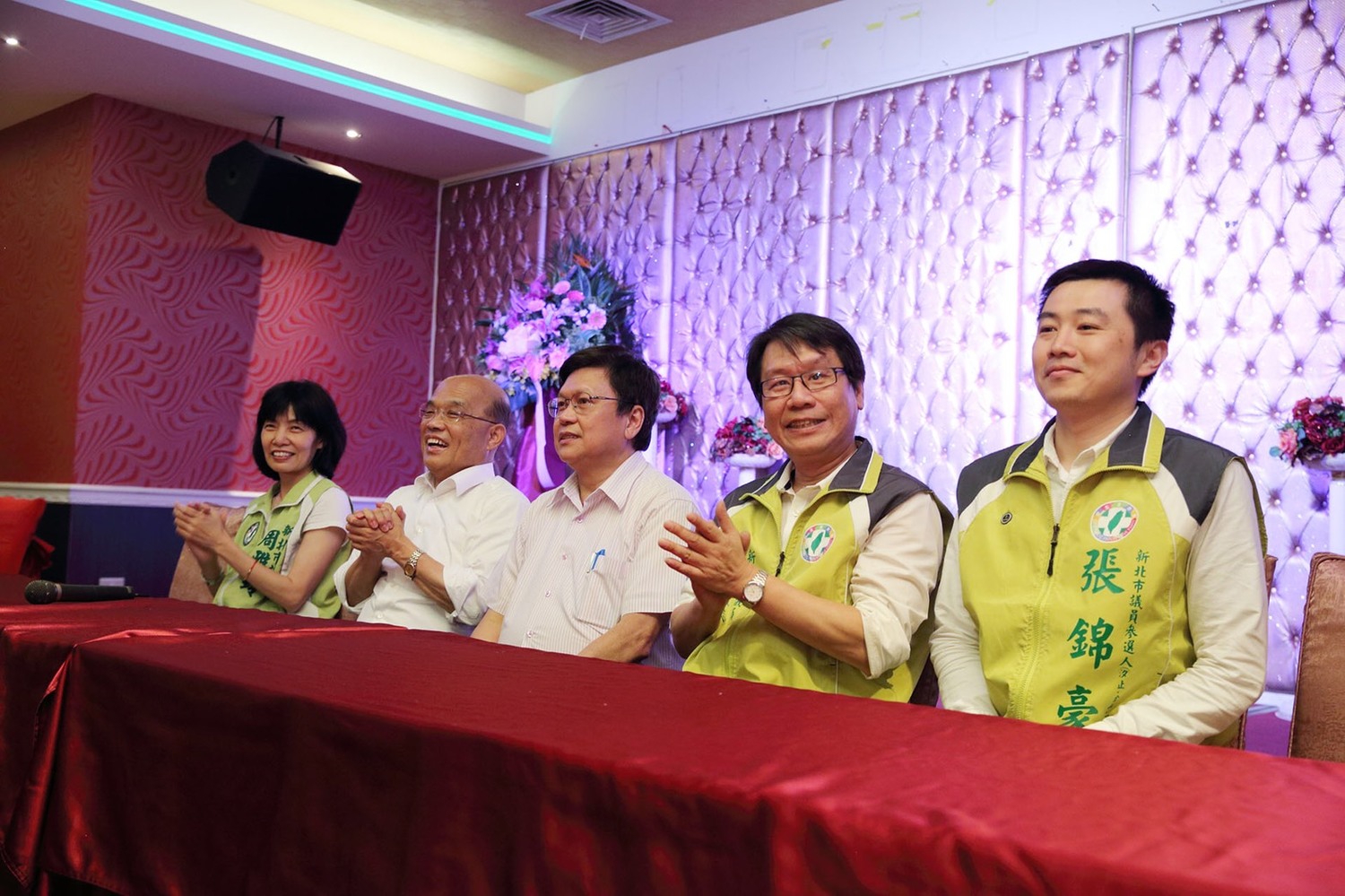 蘇貞昌今天回汐止談治水,市議員周雅玲 (左起)、前副市長陳伸賢、議員沈發惠、議員參選人張錦豪等人一起與里長們座談。 圖:蘇貞昌競選辦公室/提供 蘇貞昌今天回汐止談治水,市議員周雅玲 (左起)、前副市長陳伸賢、議員沈發惠、議員參選人張錦豪等人一起與里長們座談。 圖:蘇貞昌競選辦公室/提供