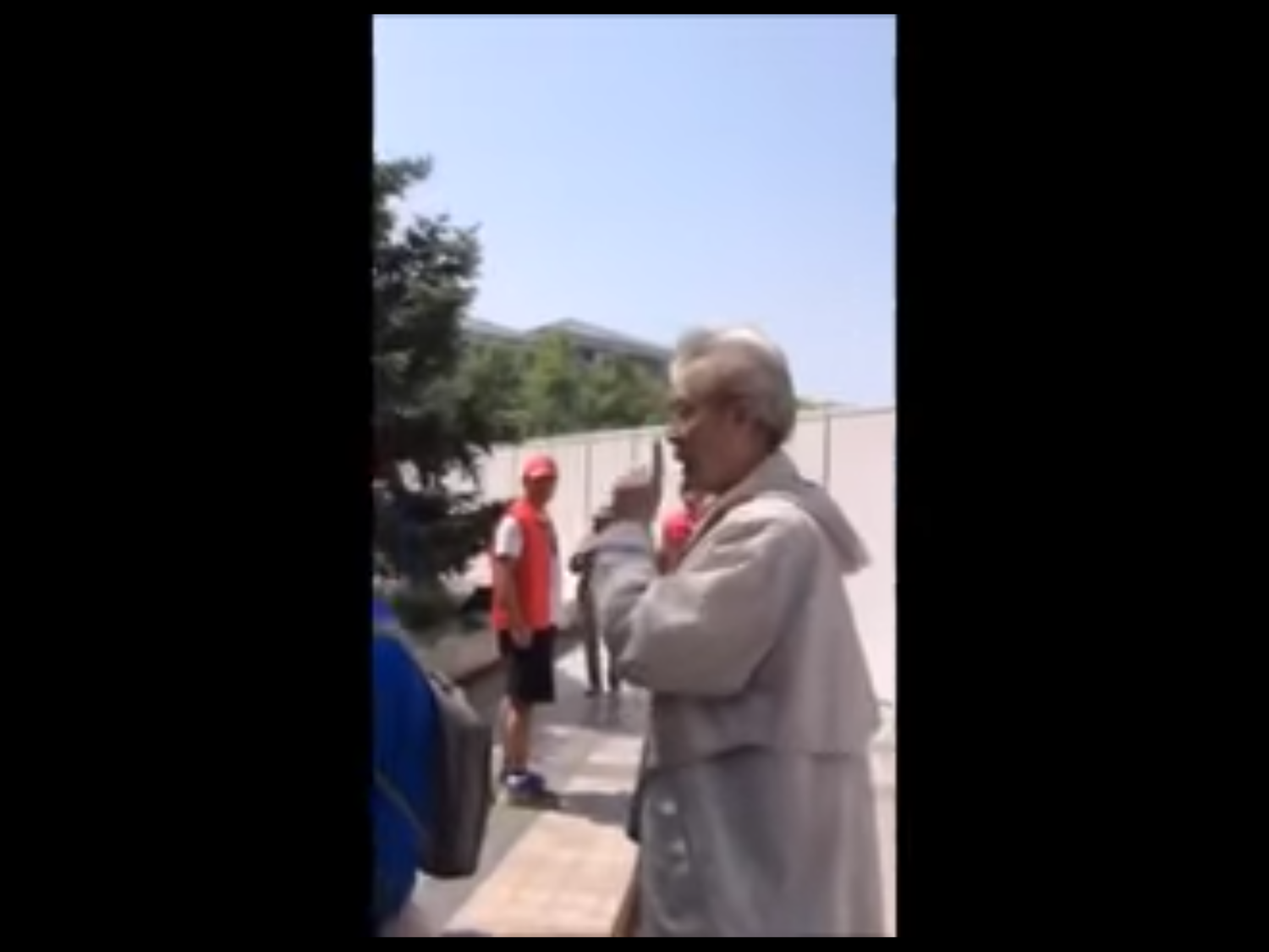 樊立勤寫道「我已經年過古稀,是歷經磨難的倖存者,在我有生之年還有人敢搞對自己的個人崇拜是我做夢也沒有想到的」,「不要打著馬克思主義旗號,張嘴就教訓人」。 樊立勤寫道「我已經年過古稀,是歷經磨難的倖存者,在我有生之年還有人敢搞對自己的個人崇拜是我做夢也沒有想到的」,「不要打著馬克思主義旗號,張嘴就教訓人」。