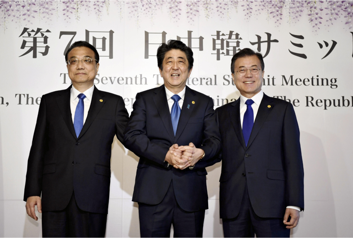 中日韓領導人峰會登場,由左至右:中國國務院總理李克強、日本首相安倍晉三、南韓總統文在寅三人挽手合照。 中日韓領導人峰會登場,由左至右:中國國務院總理李克強、日本首相安倍晉三、南韓總統文在寅三人挽手合照。