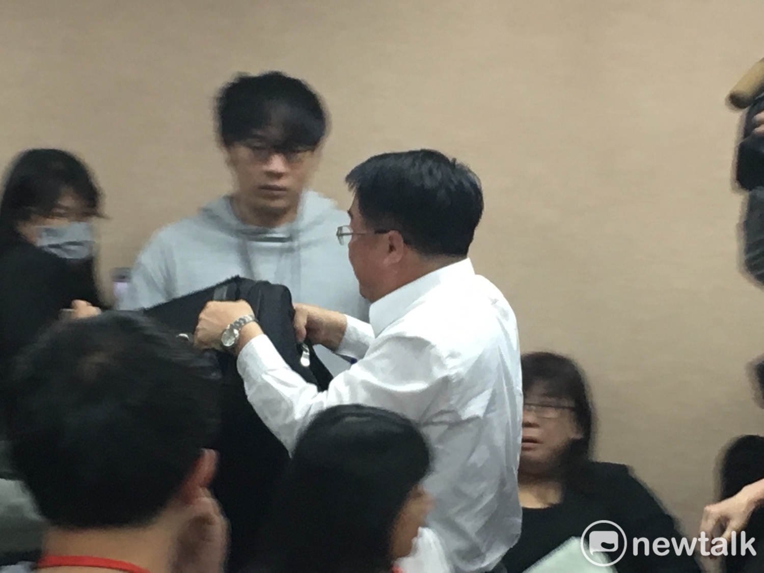 民進黨立委吳秉叡不滿,抱起音箱打算搬出委員會,但遭藍委們攔截。 圖:黃韋銓/攝 民進黨立委吳秉叡不滿,抱起音箱打算搬出委員會,但遭藍委們攔截。 圖:黃韋銓/攝