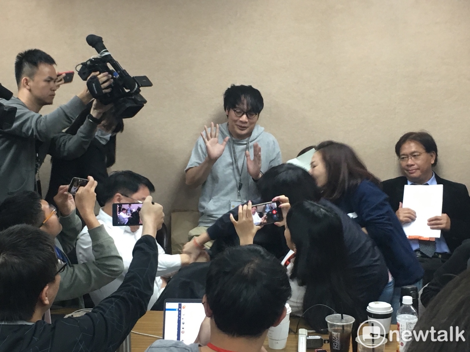 吳秉叡、蔡適應跟李彥秀、林麗蟬互相搶奪麥克風,李彥秀大罵「幹嘛欺負女生!」最後音箱仍被國民黨搶回。 圖:黃韋銓/攝 吳秉叡、蔡適應跟李彥秀、林麗蟬互相搶奪麥克風,李彥秀大罵「幹嘛欺負女生!」最後音箱仍被國民黨搶回。 圖:黃韋銓/攝