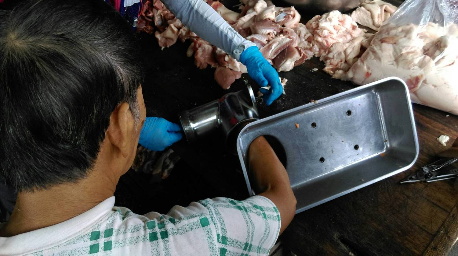 屏東縣民眾的手卡在絞肉機中拔不出來。 屏東縣民眾的手卡在絞肉機中拔不出來。